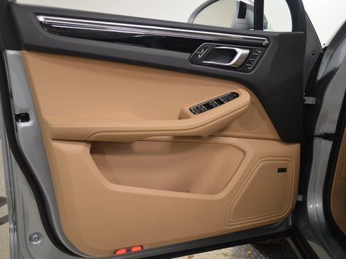 Certified 2025 Porsche Macan image 17