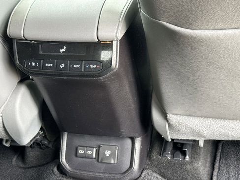 Used 2023 Toyota Highlander Limited image 18