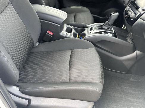 Used 2020 Nissan Rogue SV image 16
