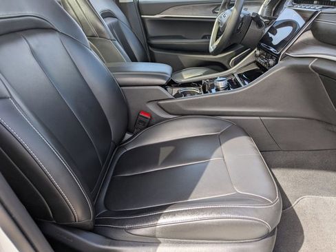 Used 2023 Jeep Grand Cherokee Limited w/ Black Appearance Package image 22