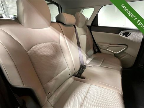 Used 2025 Kia Soul LX w/ LX Technology Package FWD image 32