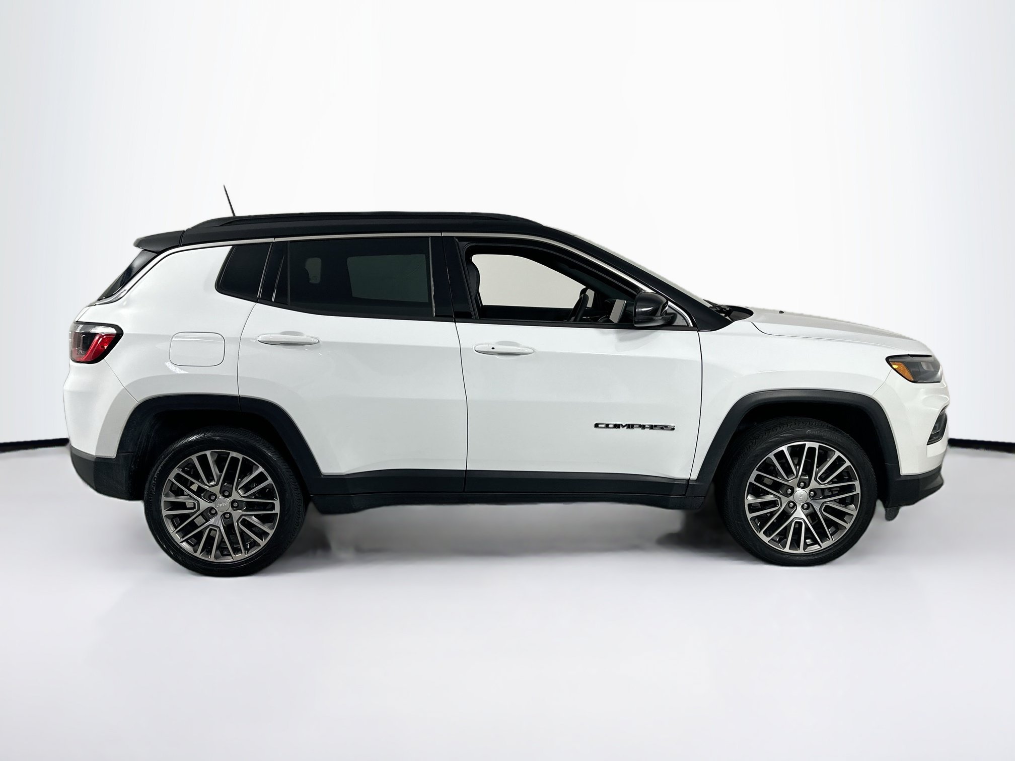 Used 2023 Jeep Compass Limited w/ Elite Group AWD/4WD image 4