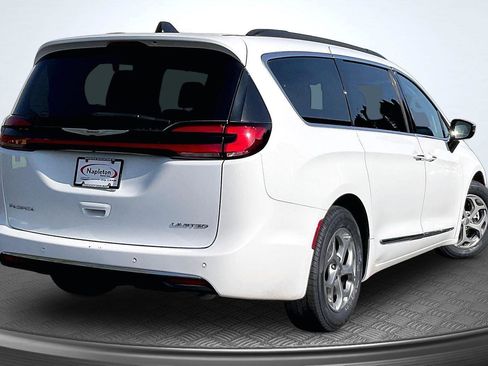 Used 2023 Chrysler Pacifica Limited FWD image 2