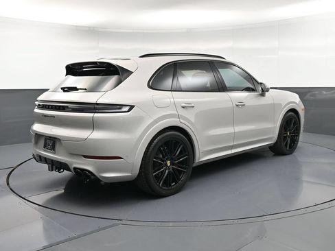 Certified 2025 Porsche Cayenne GTS AWD/4WD image 8