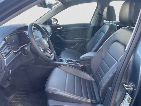 Certified 2022 Volkswagen Jetta SE image 9