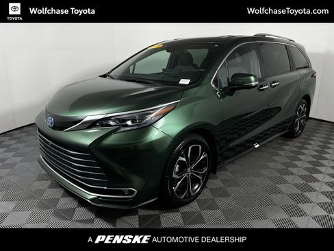Used 2025 Toyota Sienna Platinum image 1