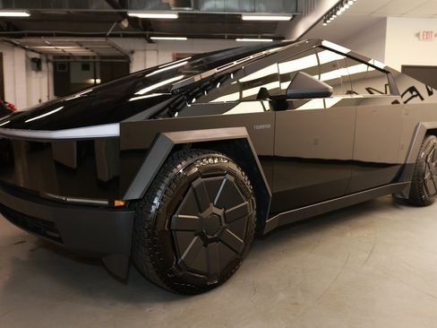 Used 2024 Tesla Cybertruck AWD Crew Cab image 4