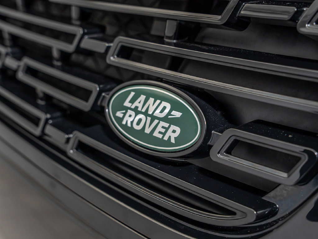 Used 2025 Land Rover Range Rover Velar Dynamic SE AWD/4WD image 3