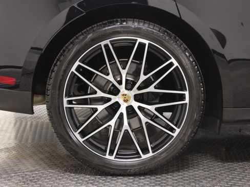 Certified 2025 Porsche Macan AWD/4WD image 13