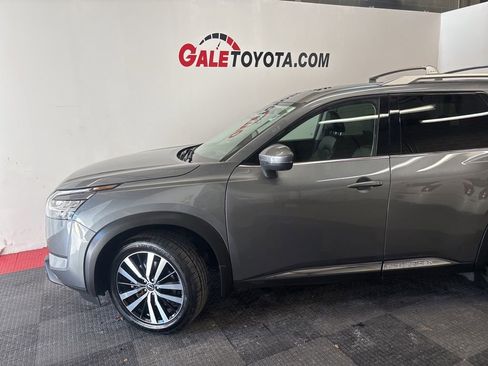 Used 2024 Nissan Pathfinder Platinum w/ Black Appearance Package image 7