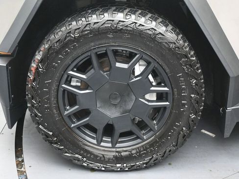 Used 2024 Tesla Cybertruck AWD Crew Cab image 11