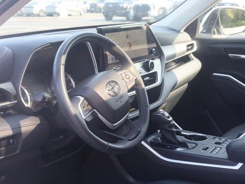 Used 2025 Toyota Highlander XLE AWD/4WD image 22
