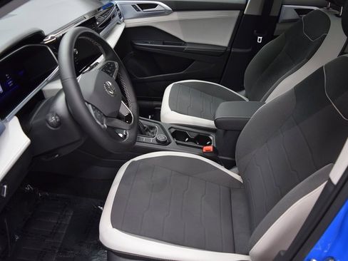 New 2025 Volkswagen Taos SE image 4