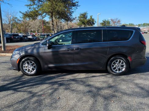 Used 2023 Chrysler Pacifica Touring-L image 8