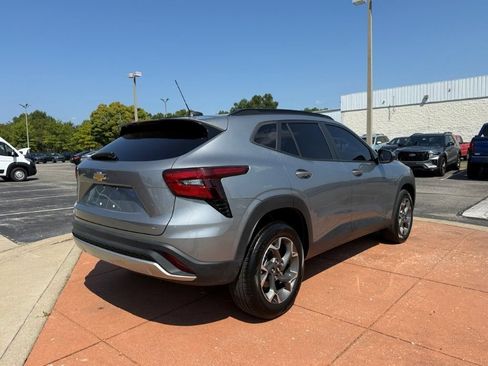 Used 2025 Chevrolet Trax LT FWD image 6