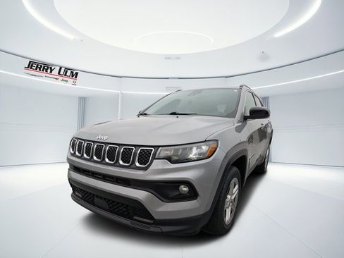 Used 2024 Jeep Compass Latitude image 6