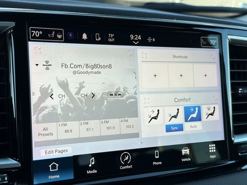 Used 2023 Chrysler Pacifica Touring-L FWD image 16