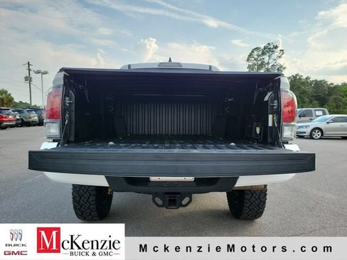 Used 2021 Toyota Tacoma TRD Off-Road w/ TRD Premium Off Road Package AWD/4WD image 30
