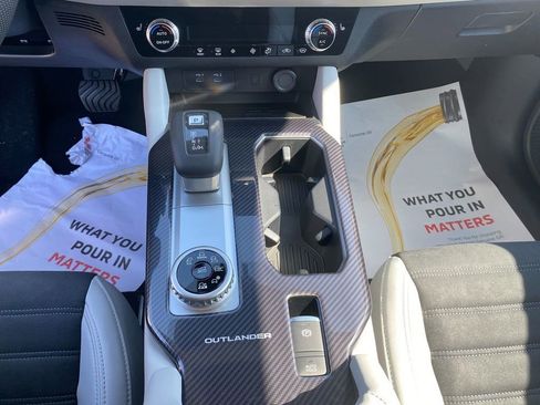 New 2025 Mitsubishi Outlander SE image 21