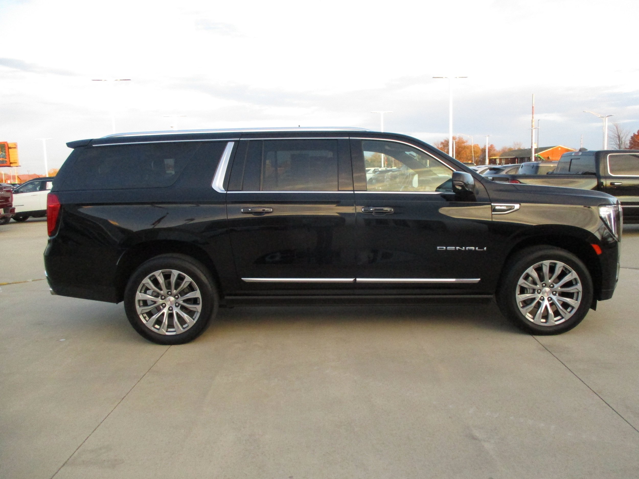 Used 2022 GMC Yukon XL Denali w/ Max Trailering Package AWD/4WD image 6