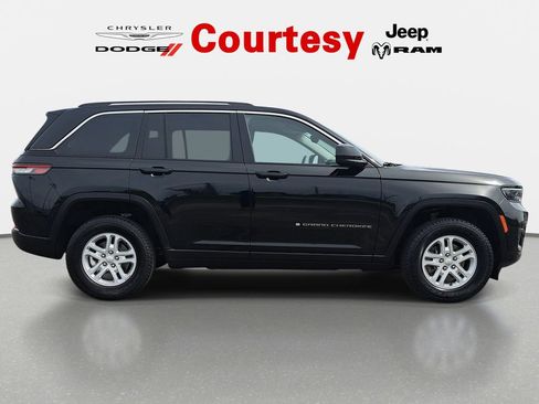 Certified 2023 Jeep Grand Cherokee Laredo w/ Luxury Tech Group I AWD/4WD image 4