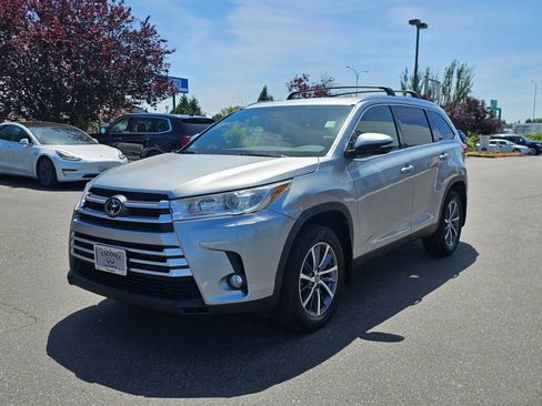 Used 2019 Toyota Highlander XLE AWD/4WD image 3