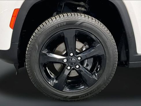 Used 2023 Jeep Grand Cherokee Altitude AWD/4WD image 29