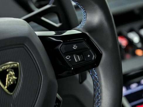 Used 2020 Lamborghini Huracan EVO image 31