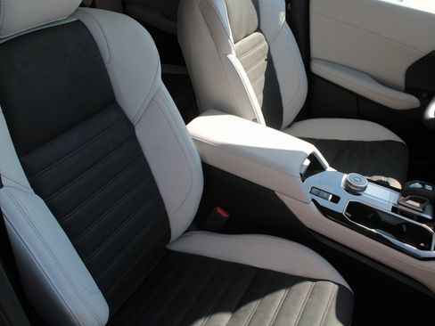 New 2025 Mitsubishi Outlander SE image 8