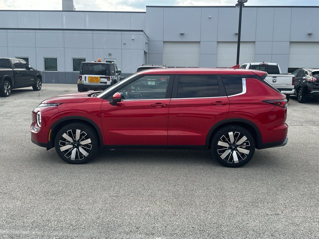 Used 2025 Mitsubishi Outlander SE AWD/4WD image 2