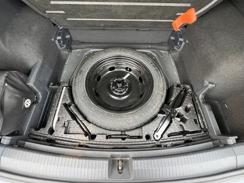 Used 2018 Volkswagen Tiguan SEL AWD/4WD image 30