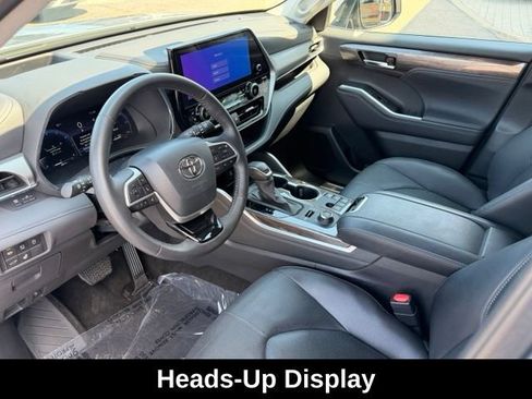 Used 2024 Toyota Highlander Platinum AWD/4WD image 6