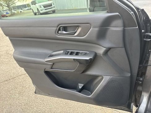 Used 2024 Nissan Pathfinder S image 25