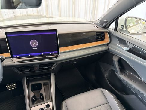 Used 2025 Volkswagen Tiguan SEL R-Line image 29