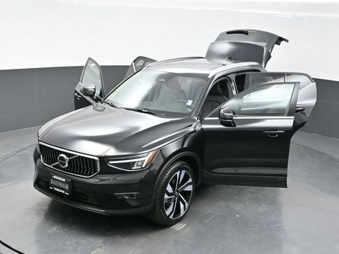 Used 2025 Volvo XC40 B5 Plus image 35