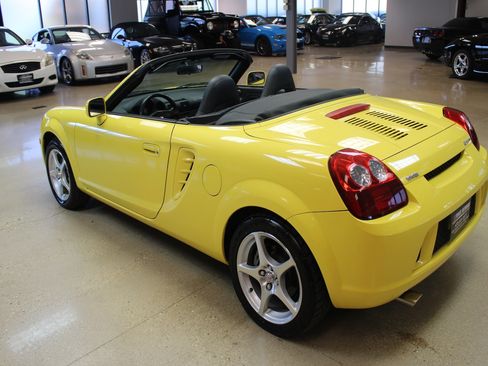 Used 2004 Toyota MR2 image 18