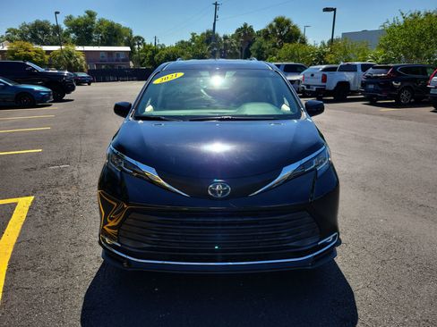 Used 2021 Toyota Sienna XLE image 2