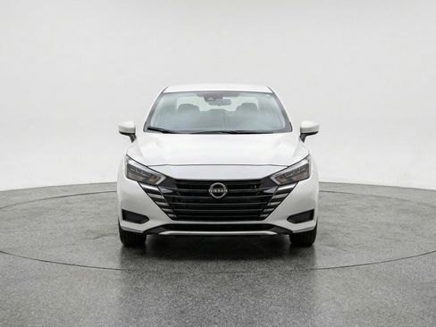 Used 2025 Nissan Versa SV image 2