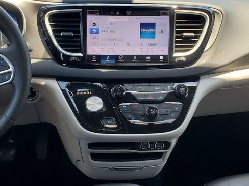 Used 2023 Chrysler Pacifica Touring-L FWD image 18
