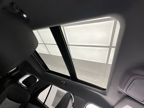 Used 2023 Ford Explorer XLT w/ Equipment Group 202A image 7