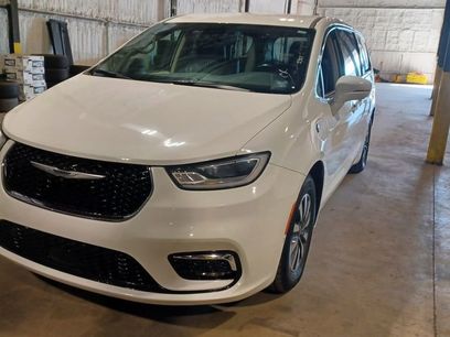 Used 2022 Chrysler Pacifica Touring-L w/ Uconnect Theater Family Group