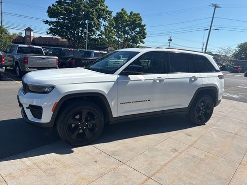 Used 2023 Jeep Grand Cherokee Altitude AWD/4WD image 8