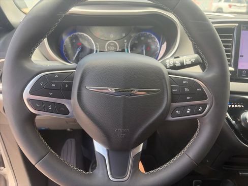 Used 2025 Chrysler Pacifica Select FWD image 32