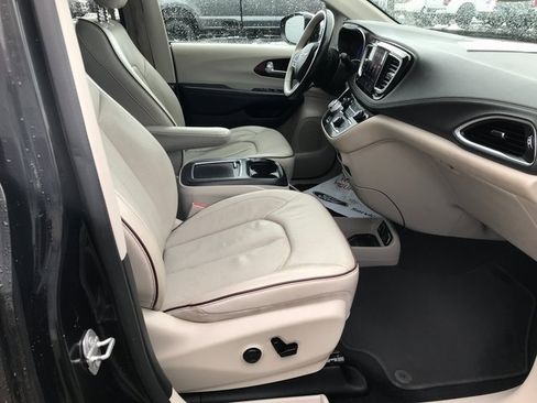 Used 2020 Chrysler Pacifica Limited image 17