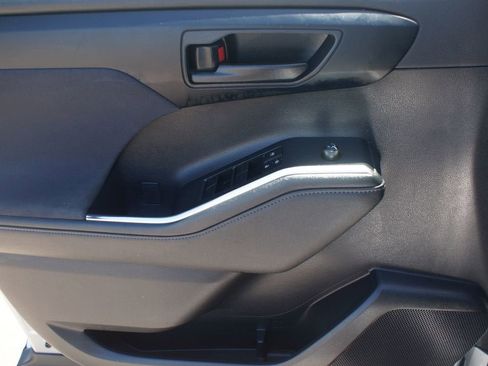 Used 2023 Toyota Highlander LE FWD image 29