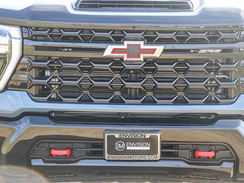 Used 2024 Chevrolet Silverado 2500 ZR2 w/ Technology Package image 7