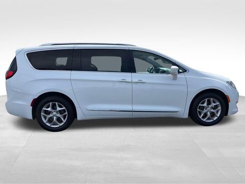 Used 2018 Chrysler Pacifica Touring-L Plus FWD image 8