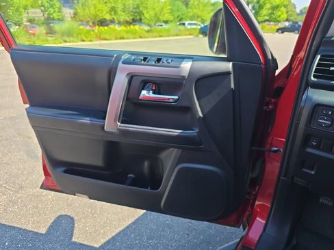 Certified 2019 Toyota 4Runner SR5 Premium AWD/4WD image 29