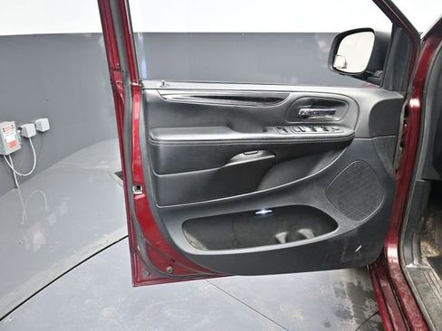 Used 2018 Dodge Grand Caravan SE image 13