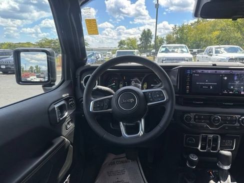 Used 2024 Jeep Wrangler Unlimited Sahara AWD/4WD image 19
